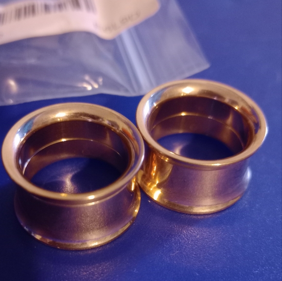 ROSE GOLD SCREW BACK TUNNELS - Picture 2 of 4